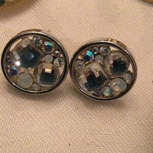 Stunning Round crystal earrings with many stones